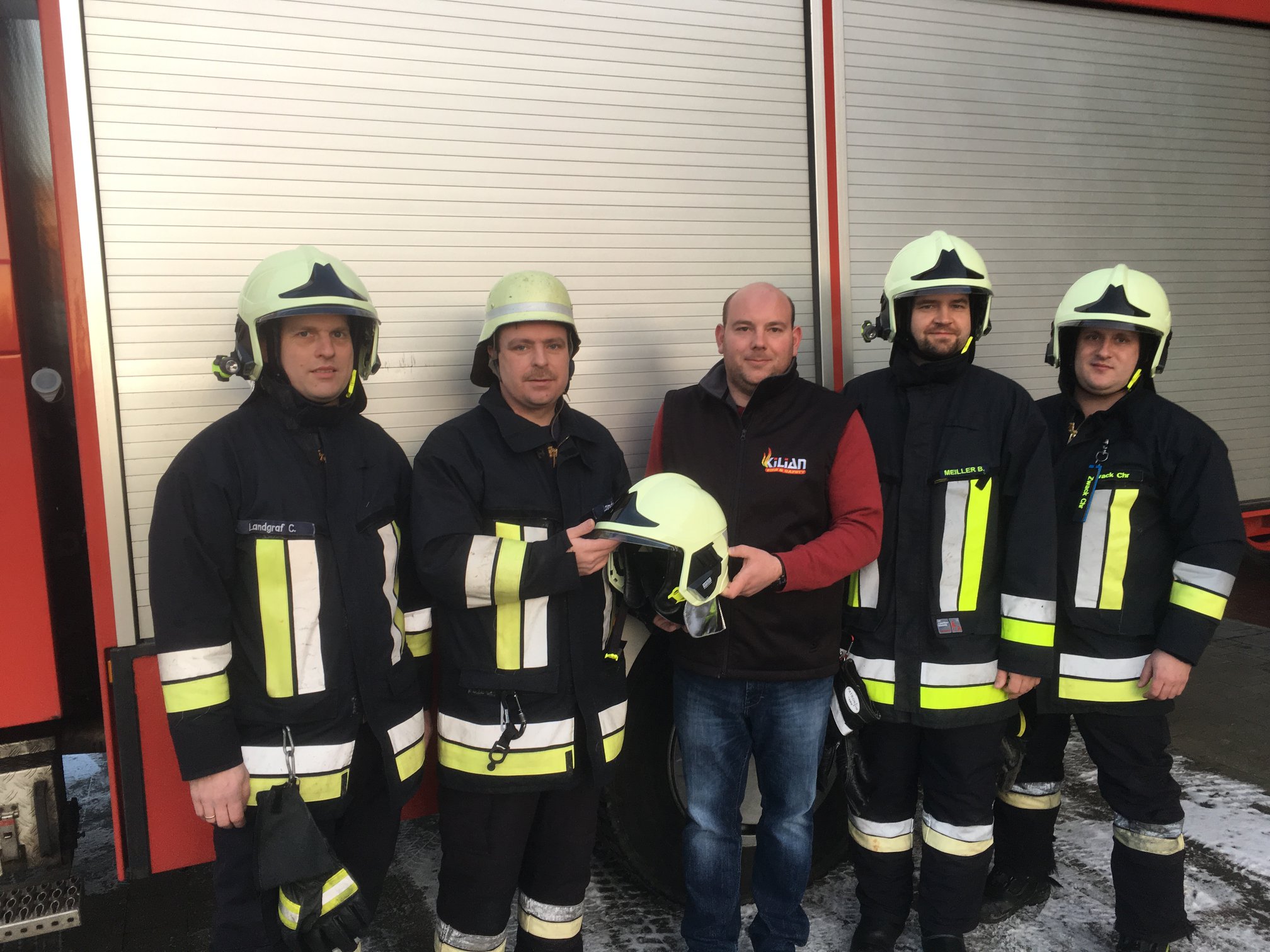 Feuerwehr Moosbach mit neuen Helmen ausgestattet